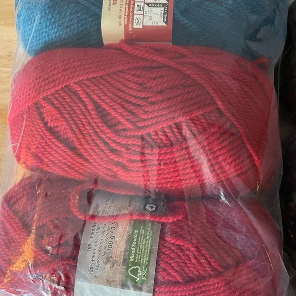 New Bundle Of Yarn Different Color - Picture 3 of 11